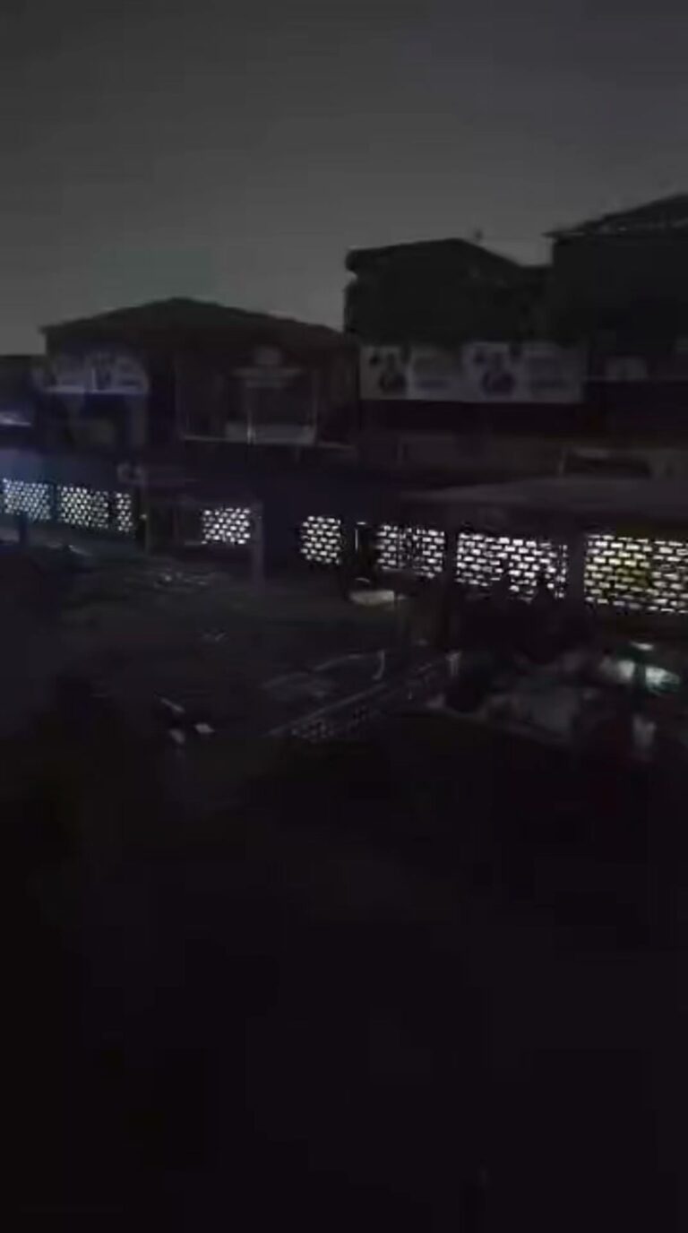 🌑 Matonge est plongé dans le noir. Mais regardez bien… une école reste éclairée.

📍 Nous sommes à Matonge, dans la commune de Kalamu à Kinshasa.