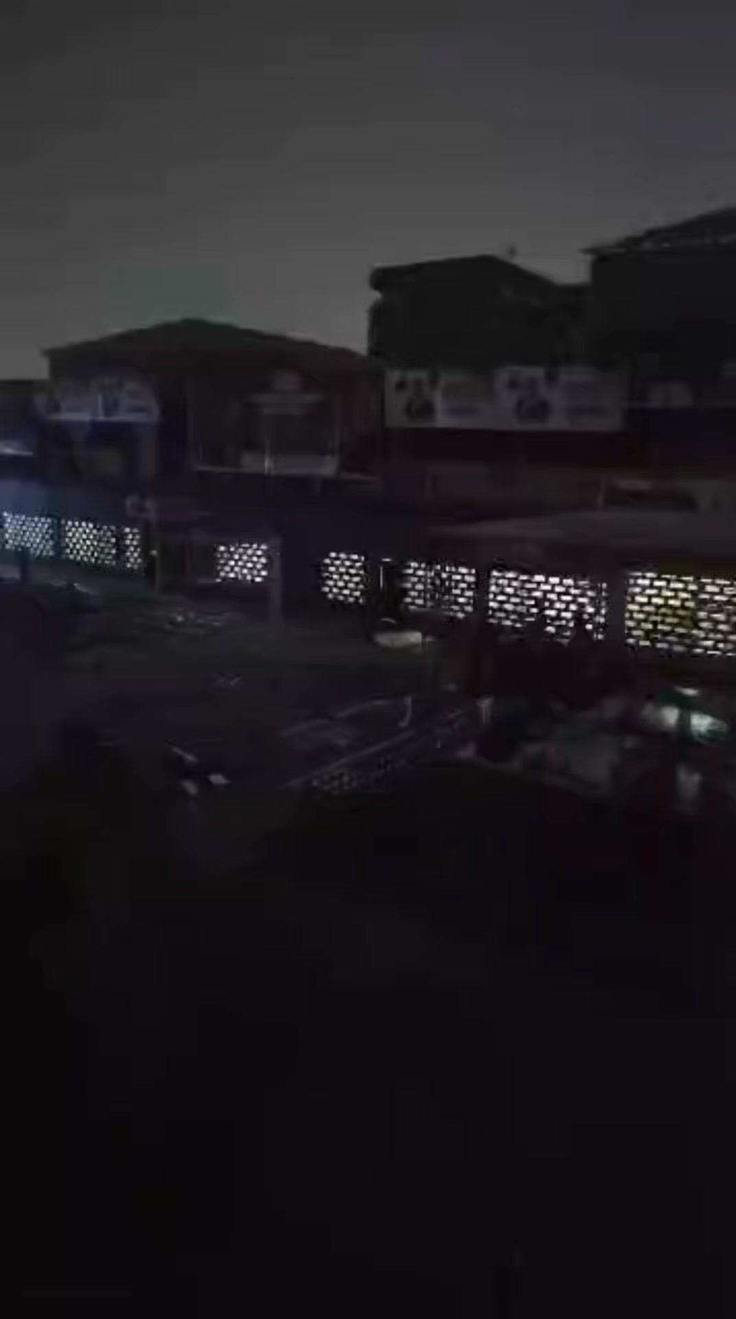 🌑 Matonge est plongé dans le noir. Mais regardez bien… une école reste éclairée.

📍 Nous sommes à Matonge, dans la commune de Kalamu à Kinshasa.